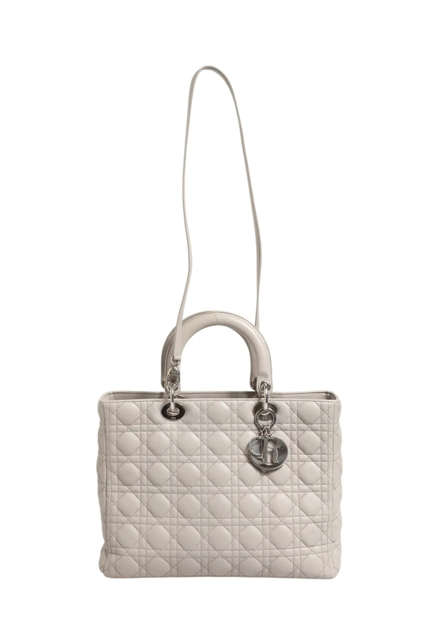 Sac fourre-tout dior lady dior en cuir dagneau matelassé crème avec ferrures argentées et logo signature
