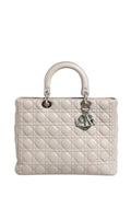Sac tote lady dior large gris en cuir dagneau cannage matelassé crème avec ferrures argentées et breloque logo christian dior