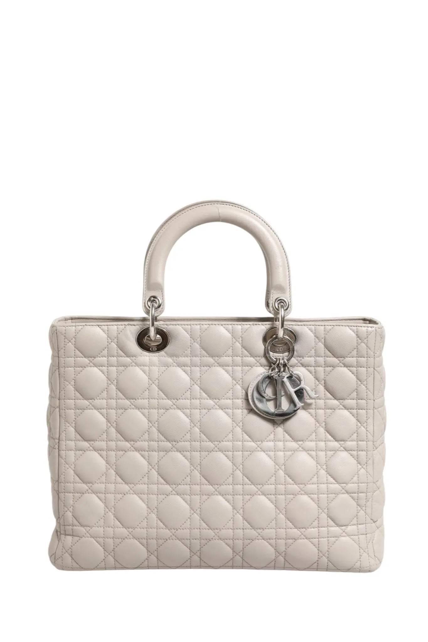 Sac tote lady dior large gris en cuir dagneau cannage matelassé crème avec ferrures argentées et breloque logo christian dior