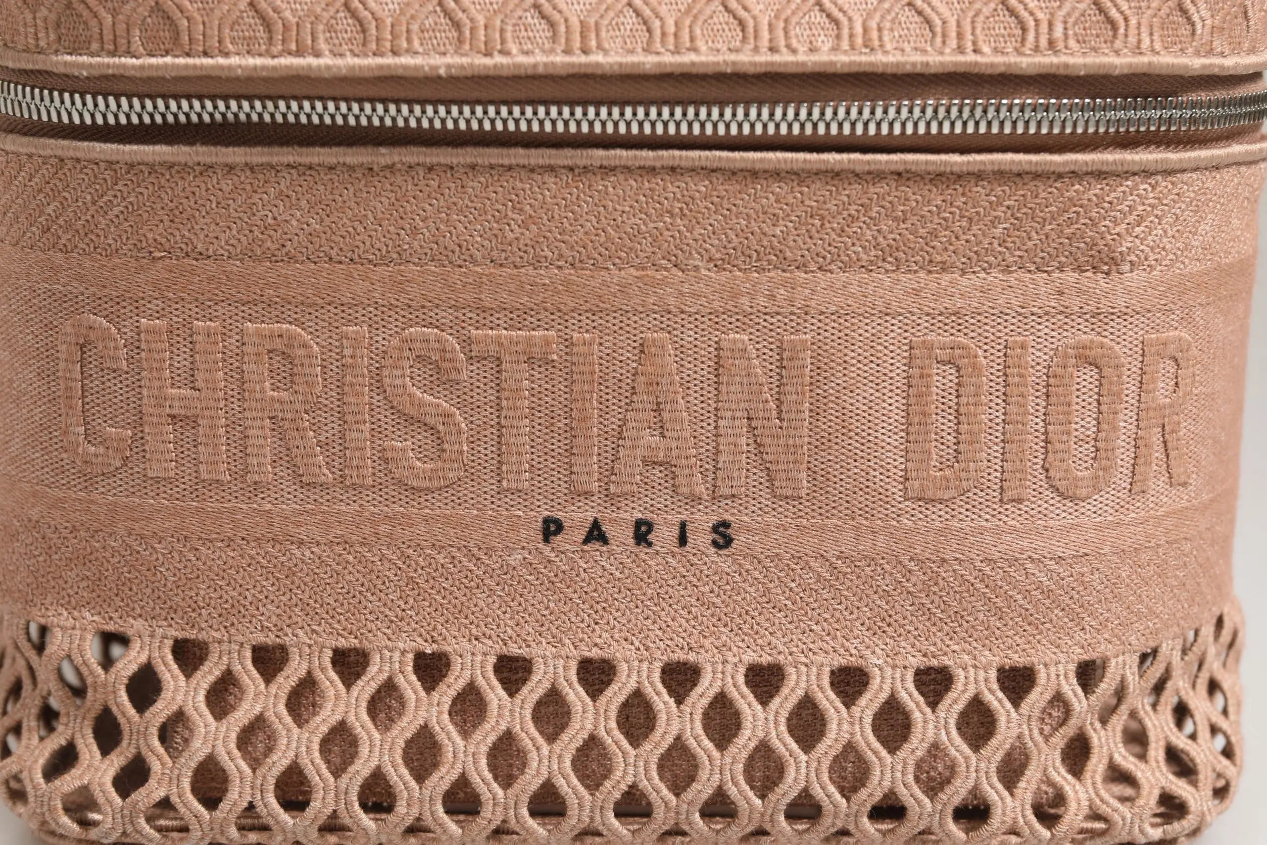 Beige tissu texturé sac cosmétique christian dior mesh brodé avec fermeture éclair métallique pour voyage