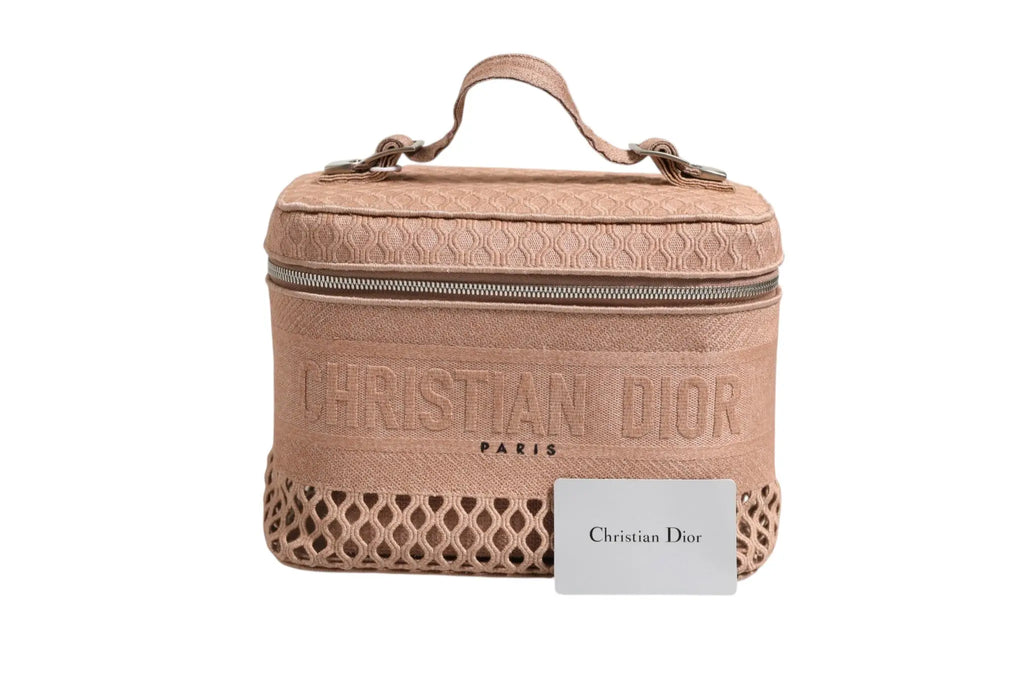 Pochette de voyage christian dior mesh brodée en cuir rose poudré avec base en mesh perforé et logo embossé