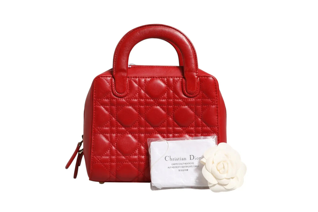 Sac christian dior small dior toujours en cuir dagneau macrocannage noir avec forme arrondie et poignée supérieure rouge matelassé