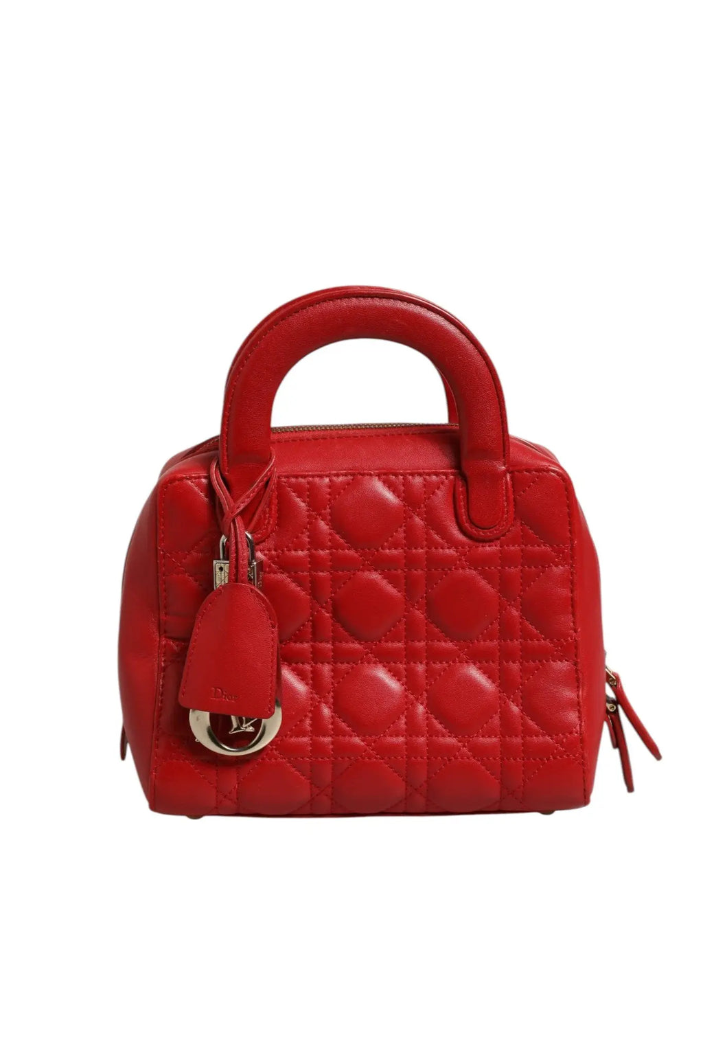 Un sac lady dior mini rouge vif en cuir matelassé avec ferrures dorées de christian dior
