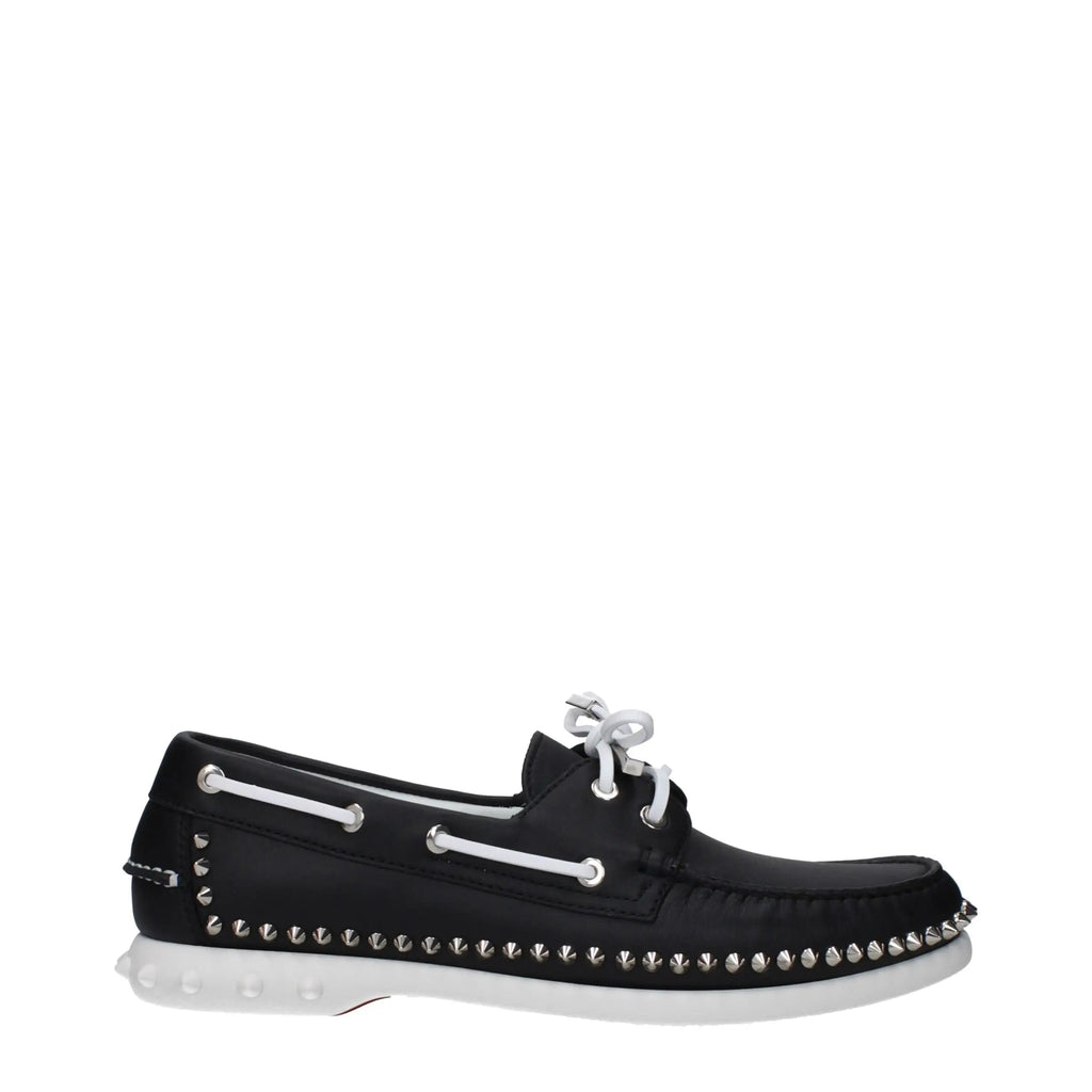 Christian Louboutin slip on loafers en cuir noir avec clous argentés le long de la semelle et lacets blancs