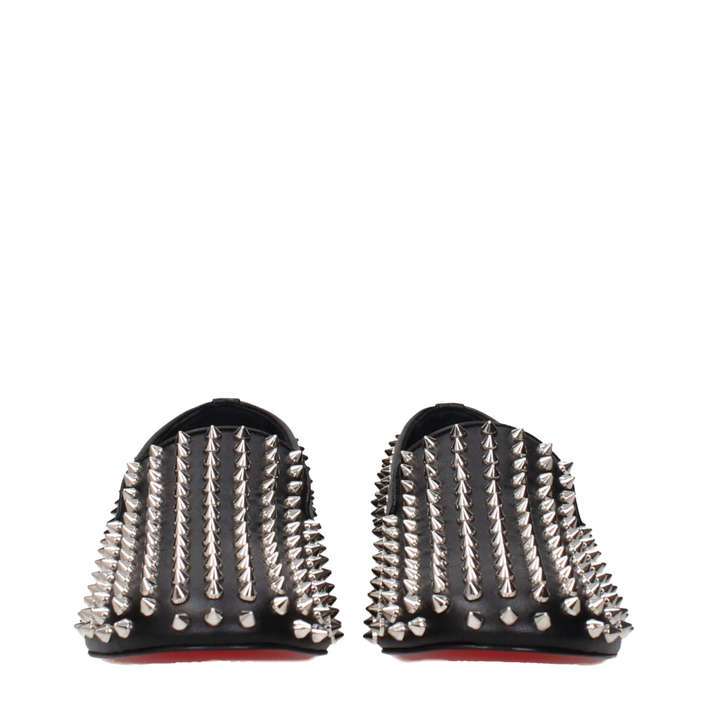 Chaussures Christian Louboutin Loafers en cuir noir slip-on, élégantes et classiques pour homme.