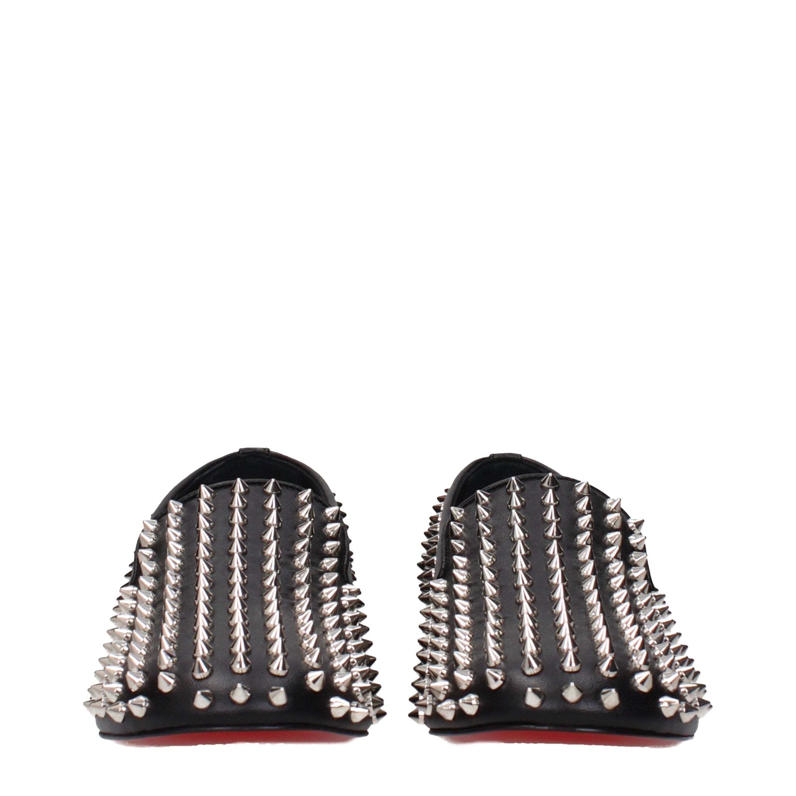 Chaussures Christian Louboutin Loafers en cuir noir slip-on, élégantes et classiques pour homme.