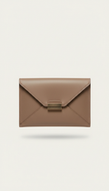 Pochette enveloppe cuir taupe doux