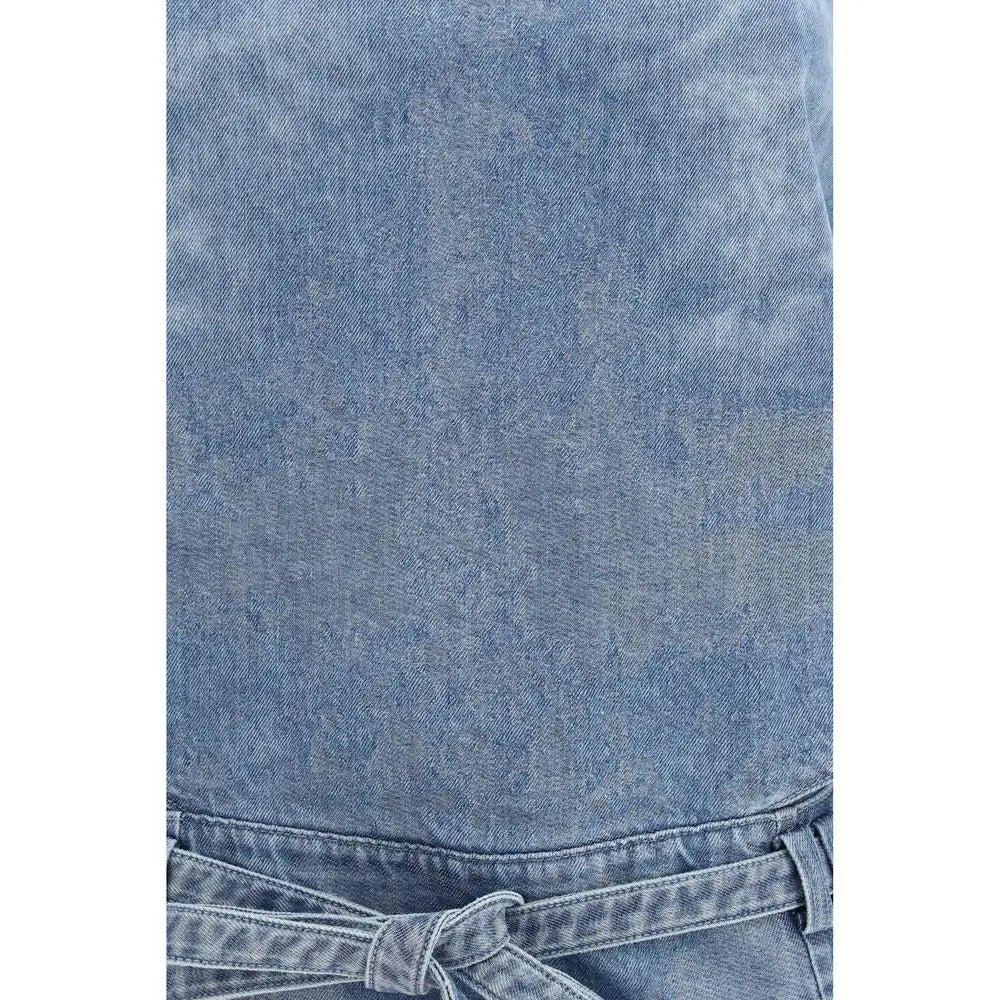 Jupe en jean délavé clair avec ceinture nouée portée avec chemise en denim diesel bleue
