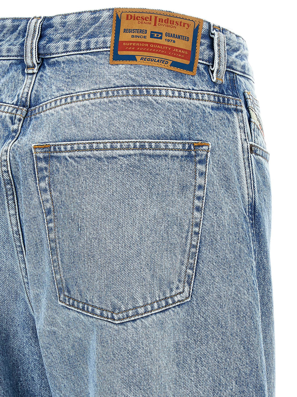 Jeans en denim coton bleu de la marque Diesel, coupe classique et détails en denim visible sur l'image.