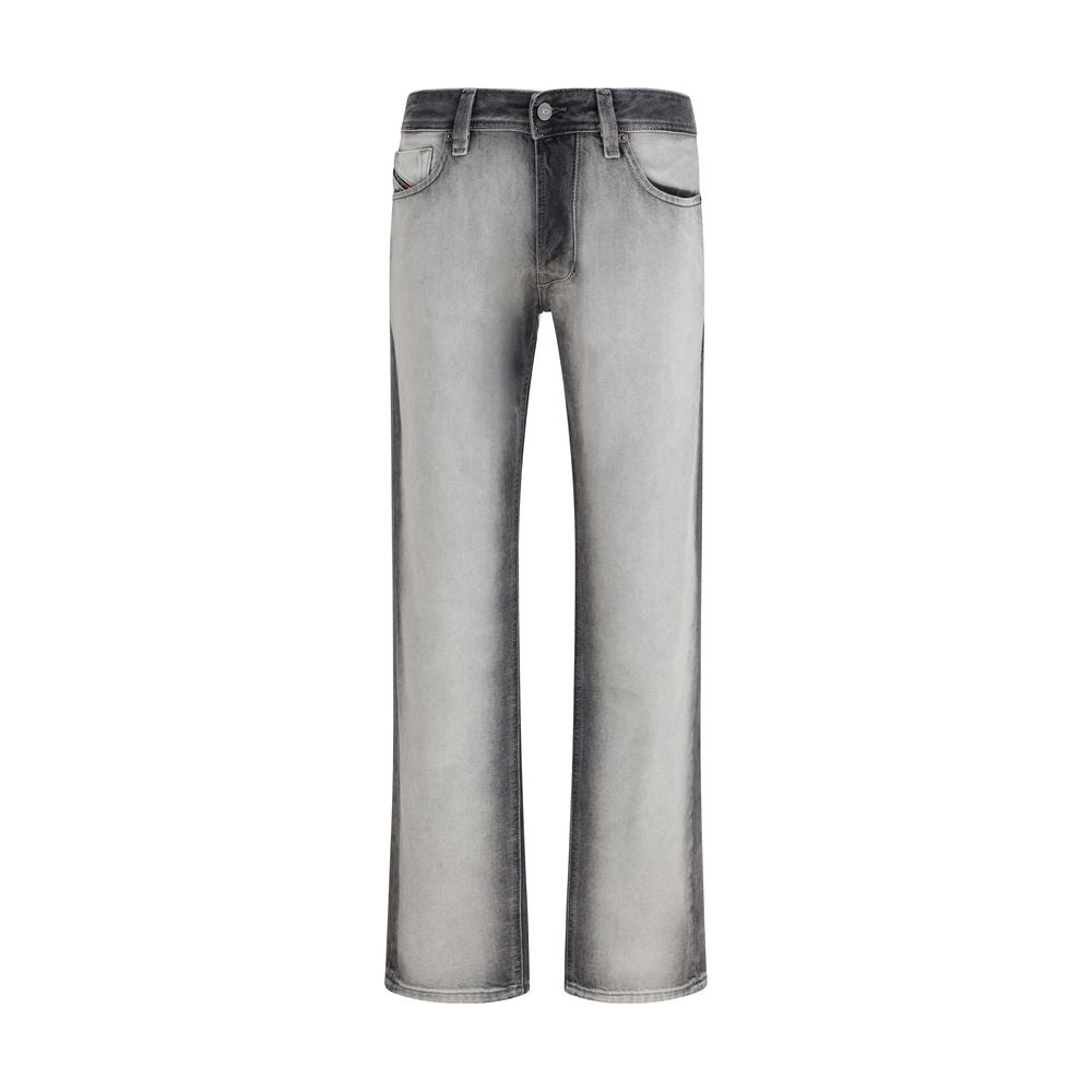 Jeans bootcut en coton gris de la marque Diesel, coupe classique, visibles détails et couture sur le devant.