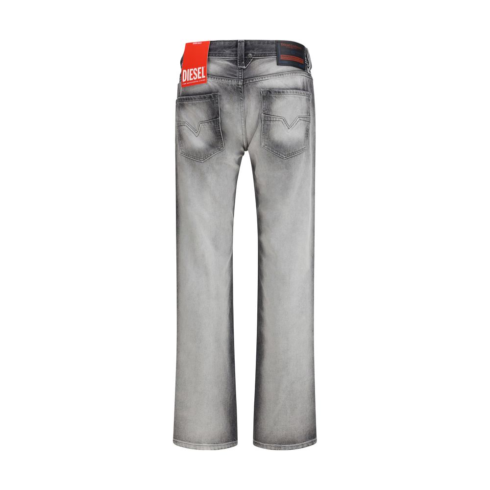 Jeans Bootcut en coton gris de Diesel, coupe décontractée, montrant la texture du tissu et la silhouette élégante.