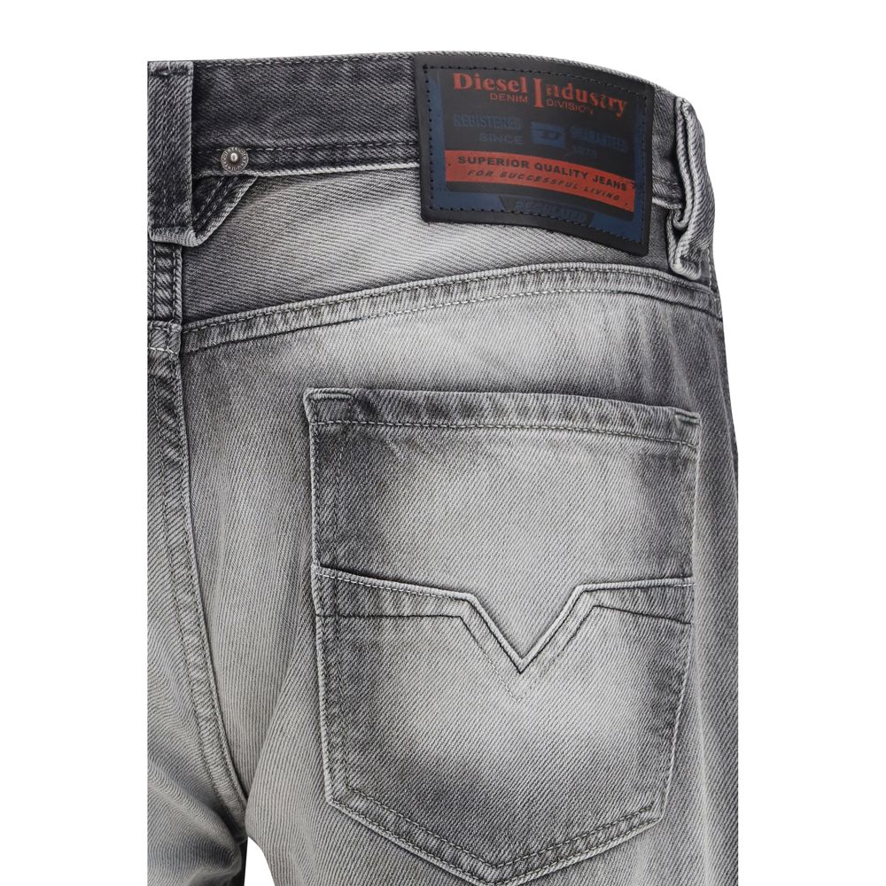 Jeans bootcut en coton gris Diesel, coupe classique, visible avec une fermeture éclair et poches avant.