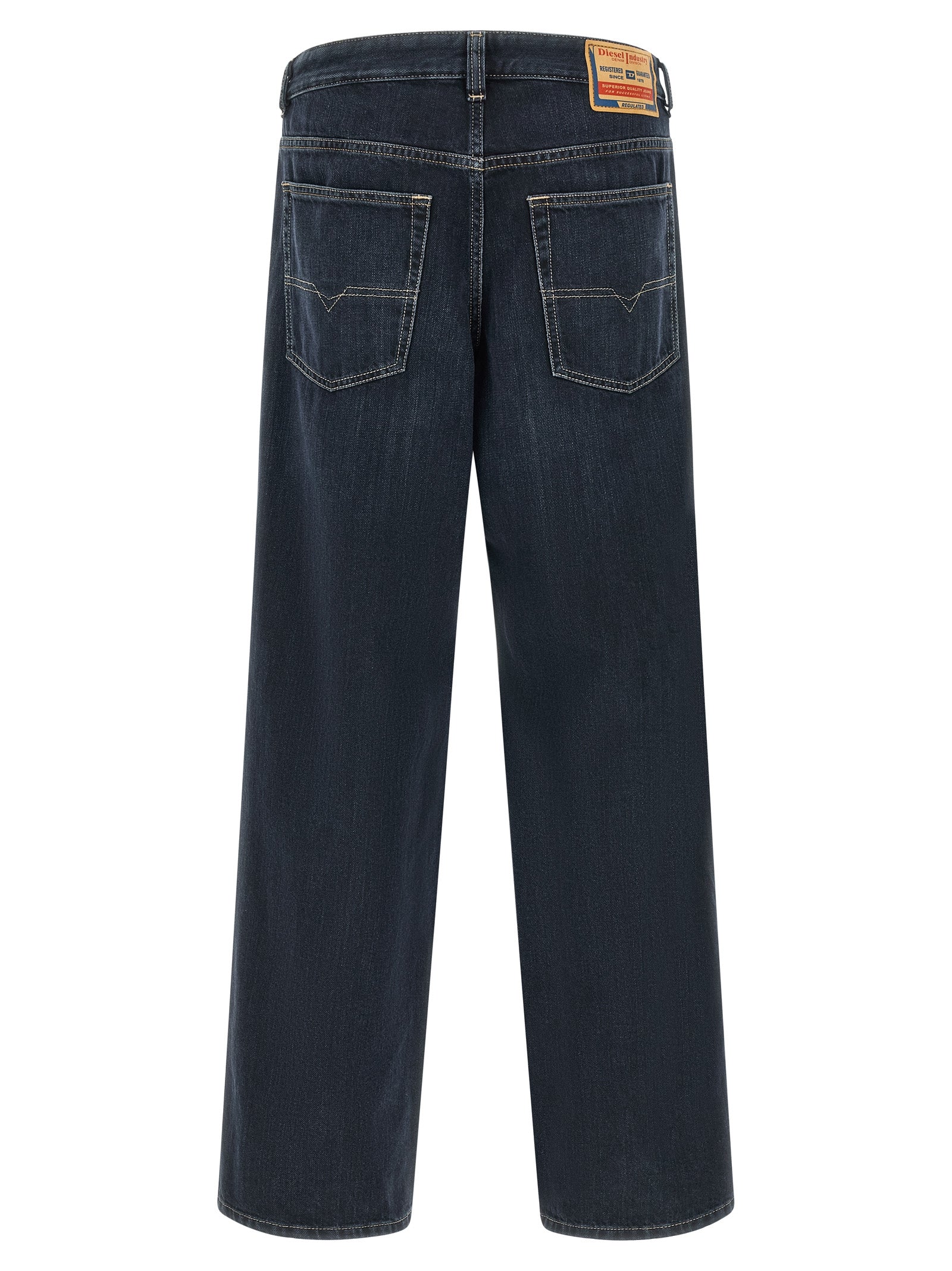 Jeans Diesel en coton bleu à coupe décontractée, style relaxé, visibles avec détails de poche et couture classique.