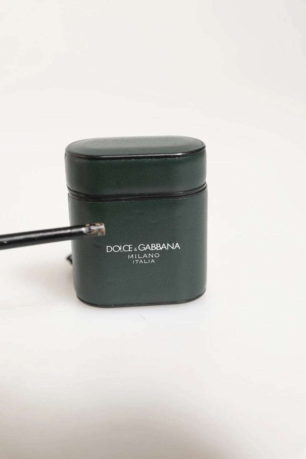 Étui airpods dolce & gabbana milano italia en cuir de veau vert armée foncé avec finition brillante élégante