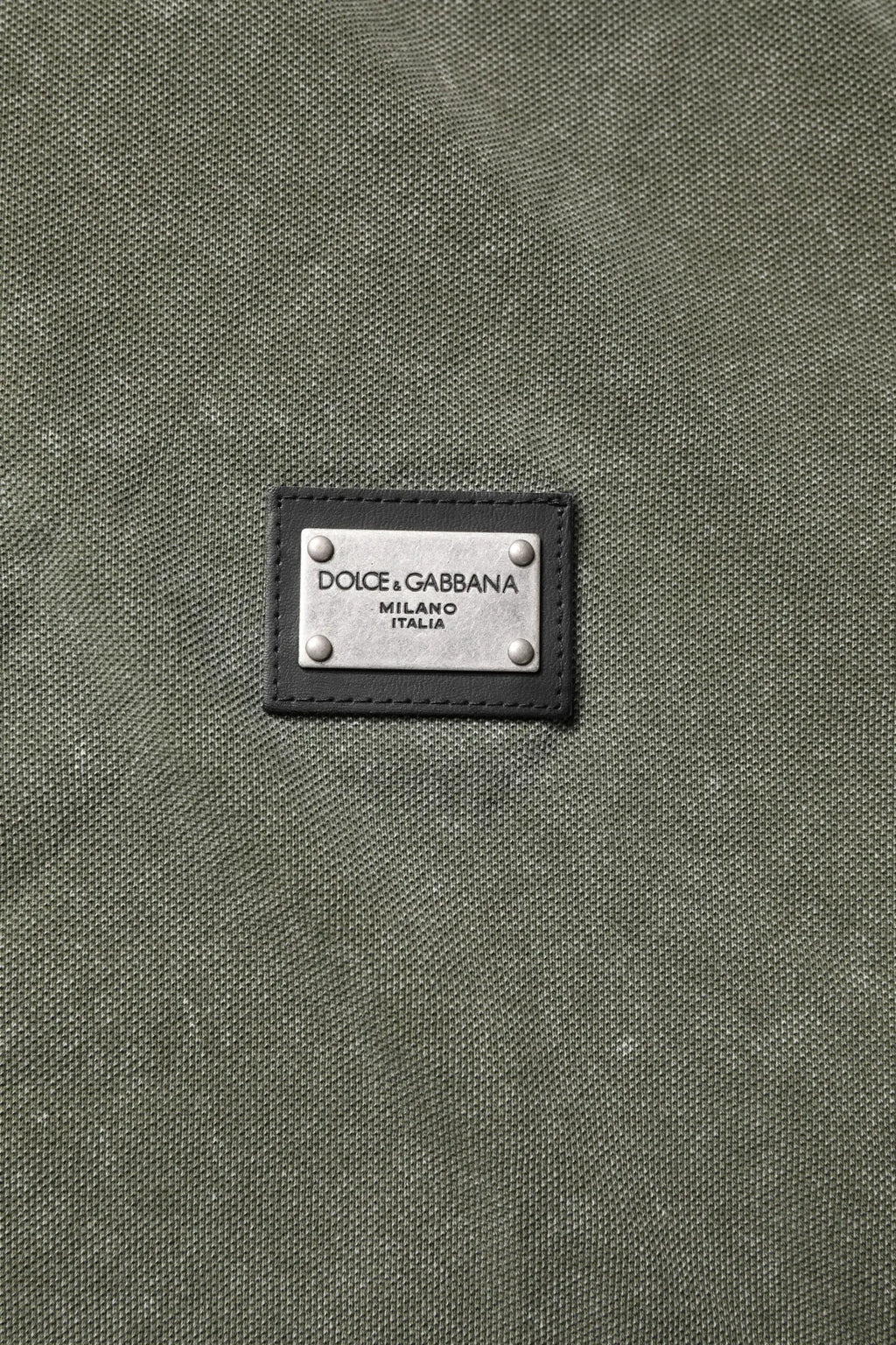 Sac à dos en toile olive avec plaque en métal garnie de cuir noir portant le logo dolce gabbana milano italia