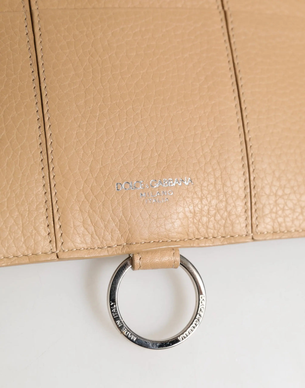Portefeuille beige dolce gabbana en cuir de veau texturé avec anneau métallique argenté et logo embossé