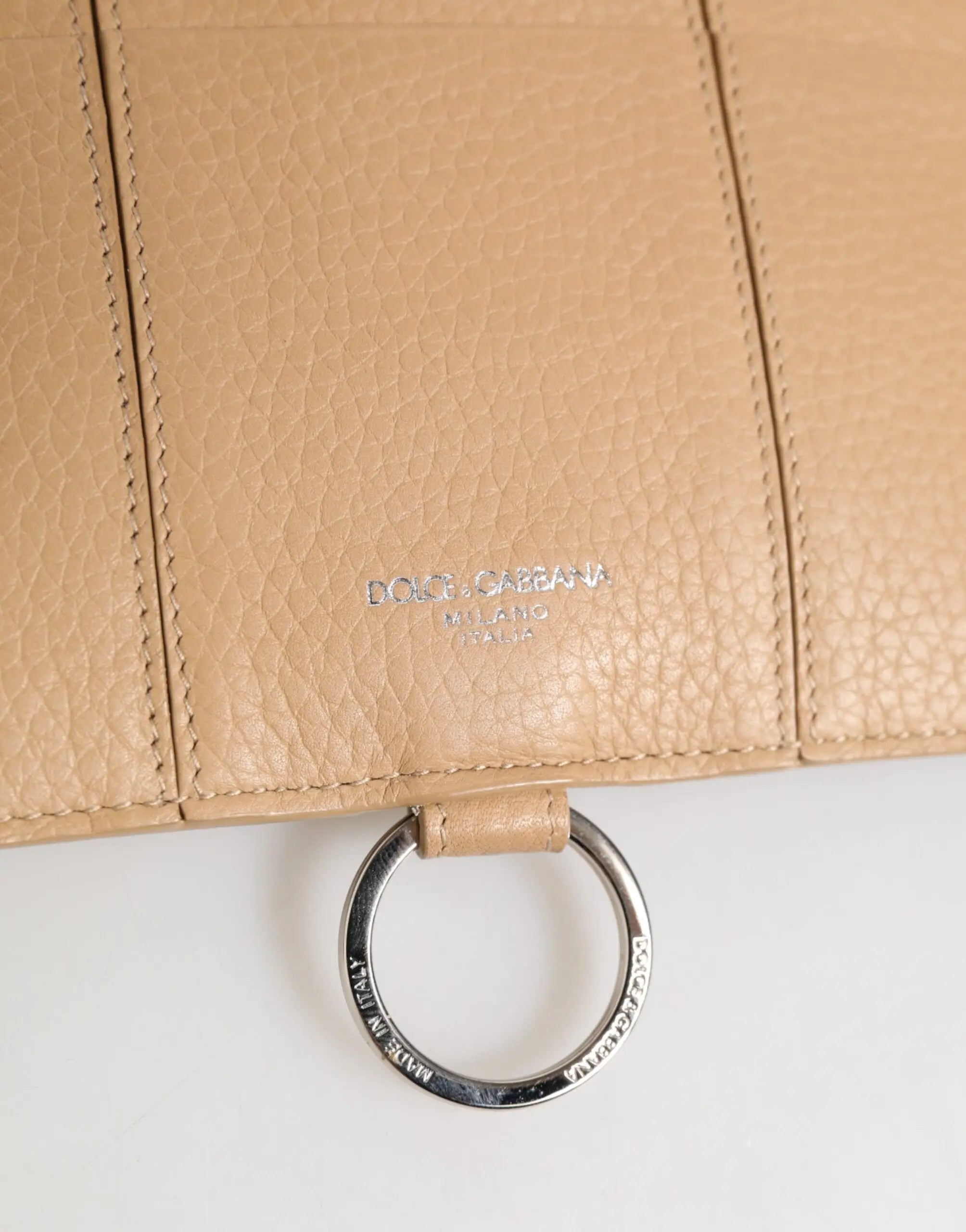 Portefeuille beige dolce gabbana en cuir de veau texturé avec anneau métallique argenté et logo embossé