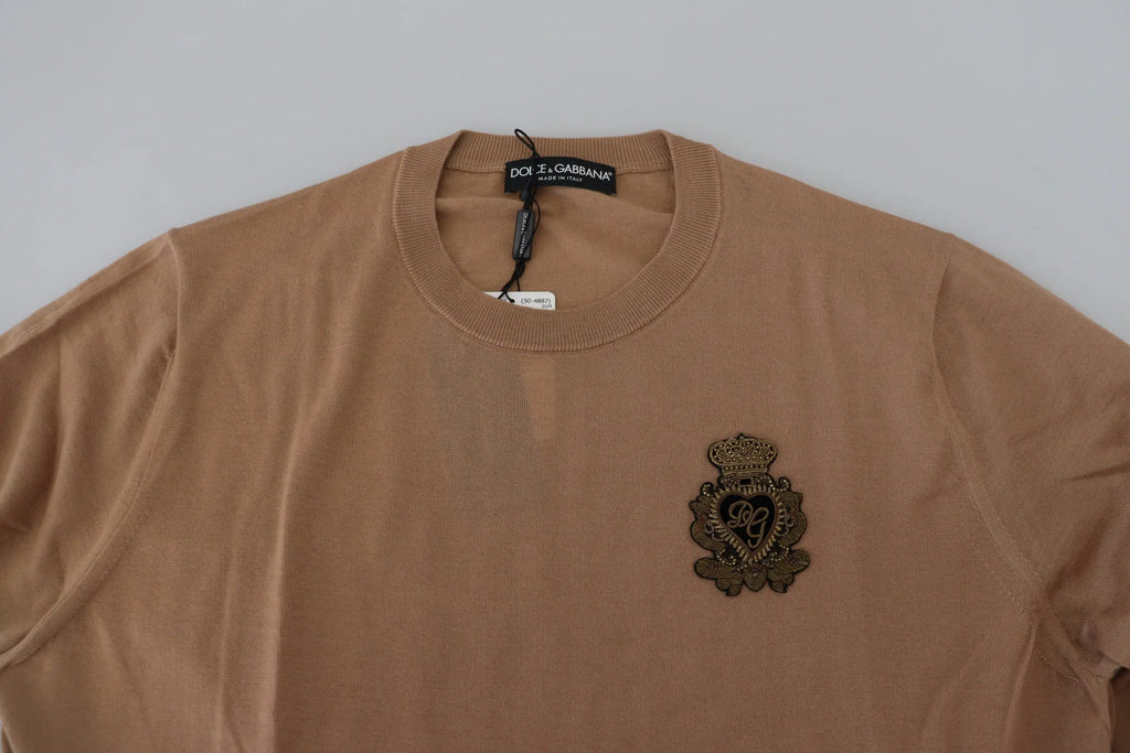 Dolce & gabbana beige pull en cachemire avec écusson brodé doré sur la poitrine gauche