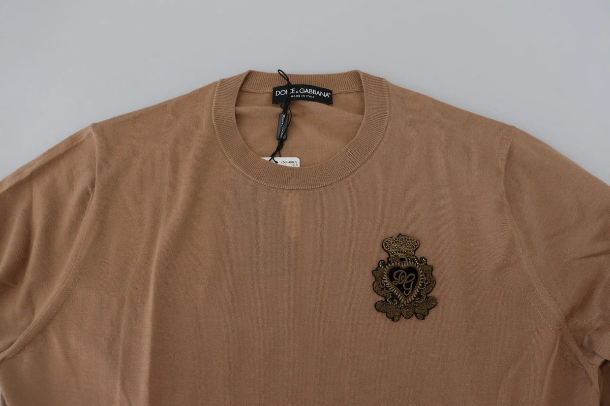 Dolce & gabbana beige pull en cachemire avec écusson brodé doré sur la poitrine gauche