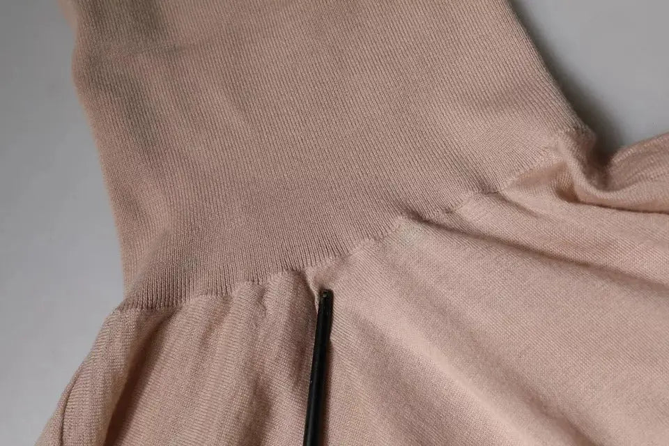 Dolce & gabbana pull en cachemire beige à col roulé avec tricot rose blush, encolure côtelée et taille froncée