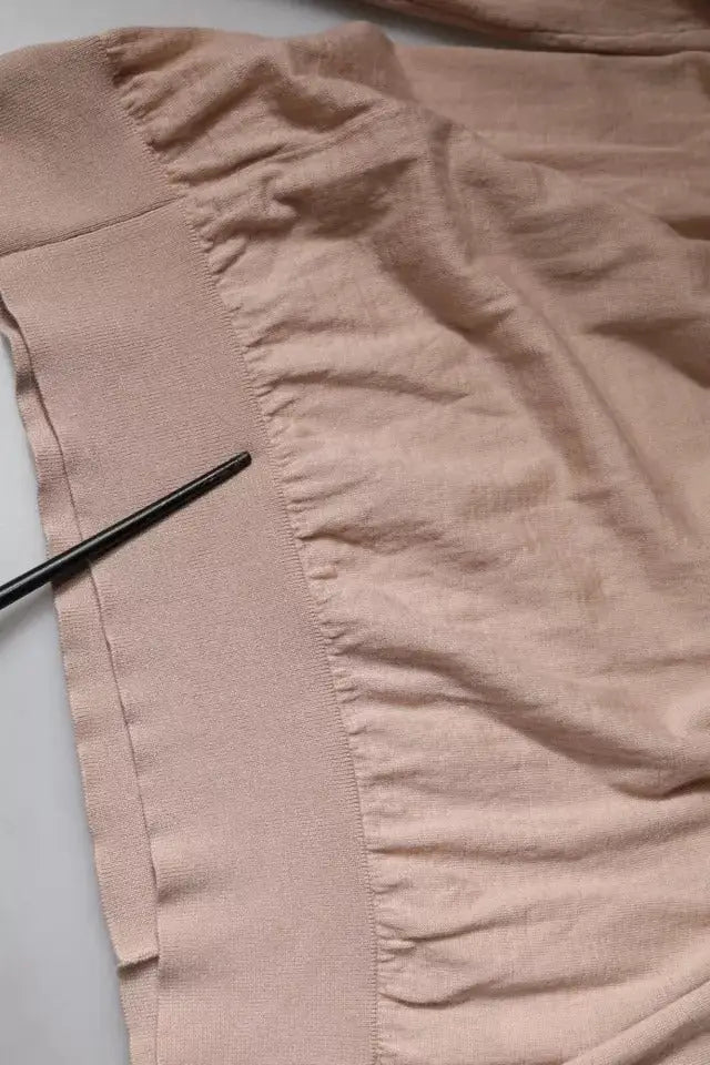 Pull à col roulé beige dolce gabbana en cachemire avec tissu tricoté doux et bord côtelé subtil