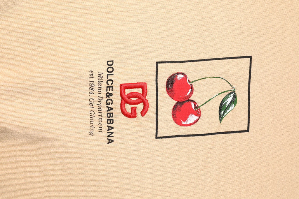 Beige dolce & gabbana t-shirt avec logo dg rouge brodé et graphique cerises encadrées vertes et rouges
