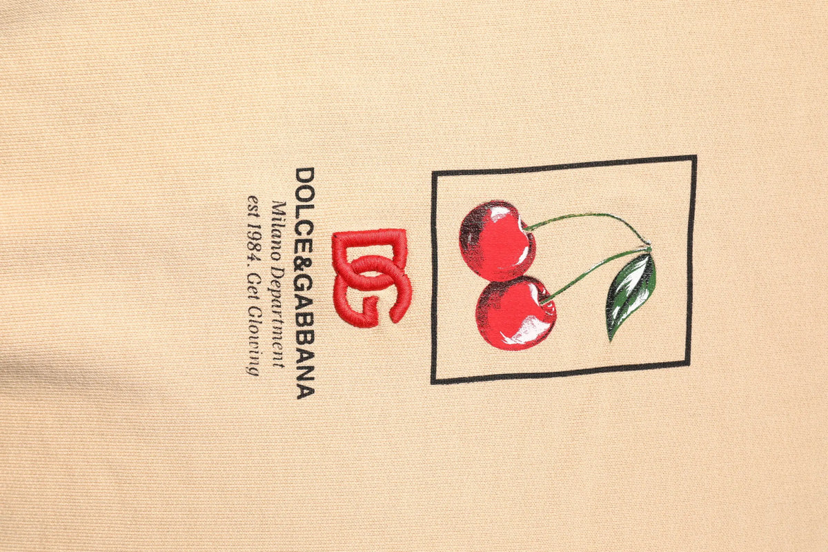 Beige dolce & gabbana t-shirt avec logo dg rouge brodé et graphique cerises encadrées vertes et rouges