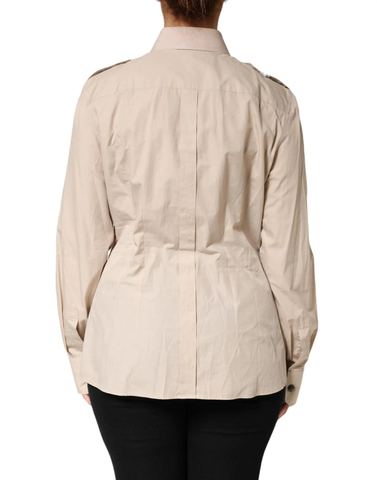 Manteau trench beige avec col structuré et épaulettes douces sur une chemise coton à manches longues dolce gabbana
