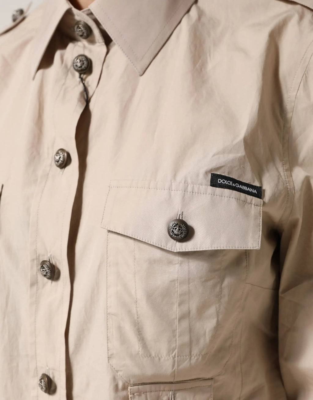Chemise beige dolce & gabbana en coton à manches longues avec boutons décoratifs argentés et écusson sur la poche