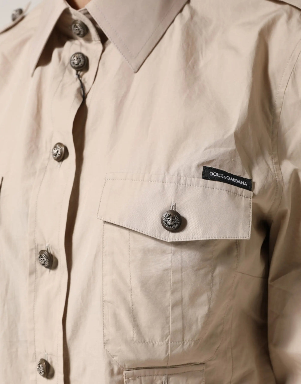 Chemise beige dolce & gabbana en coton à manches longues avec boutons décoratifs argentés et écusson sur la poche