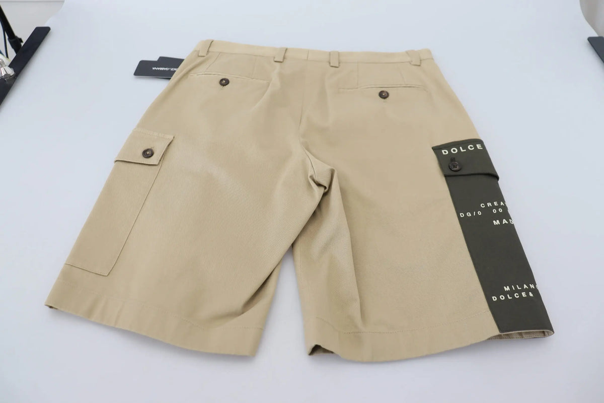 Short cargo beige dolce gabbana en coton avec poches boutonnées et patch noir sur le côté