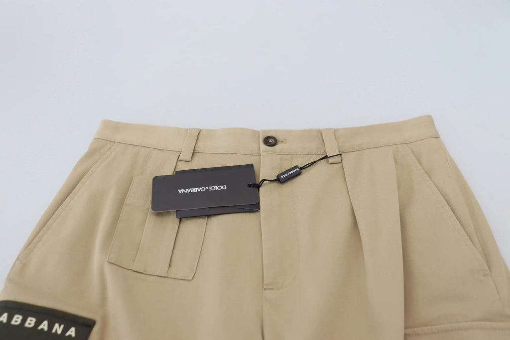 Pantalon beige plissé dolce & gabbana en coton avec patch brodé noir sur la jambe gauche cargo bermuda