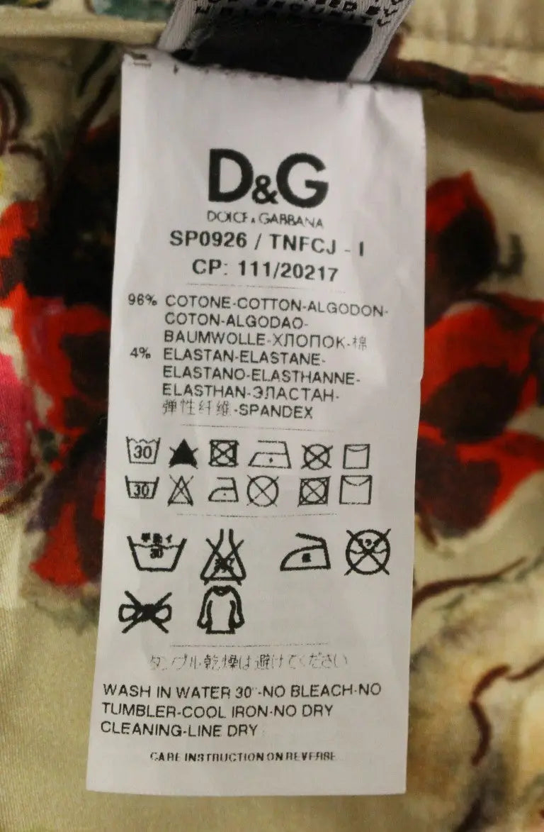 Étiquette de soin blanche d&g avec texte noir à lintérieur dun pantalon beige en coton dolce gabbana