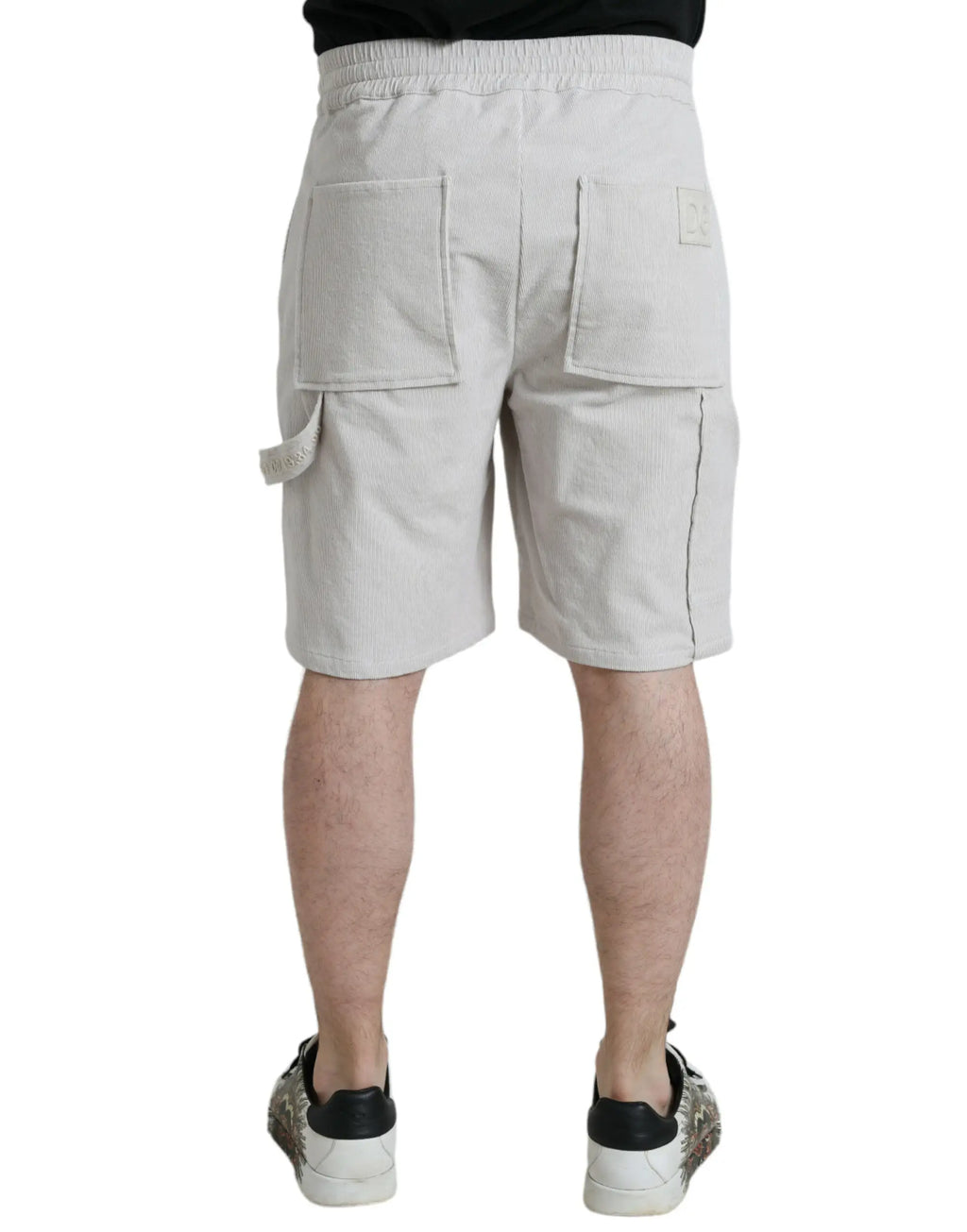 Short beige en velours cotelé dolce & gabbana avec grandes poches latérales et écusson rectangulaire sur la hanche droite
