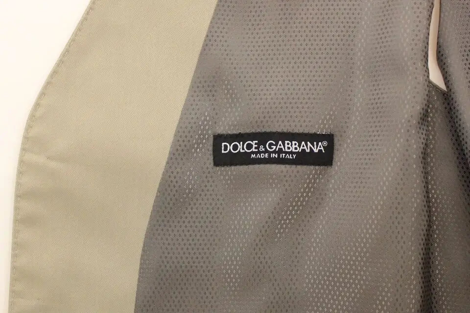 Étiquette noire dolce & gabbana avec texte blanc sur tissu gris perforé sur un blazer veste beige en coton