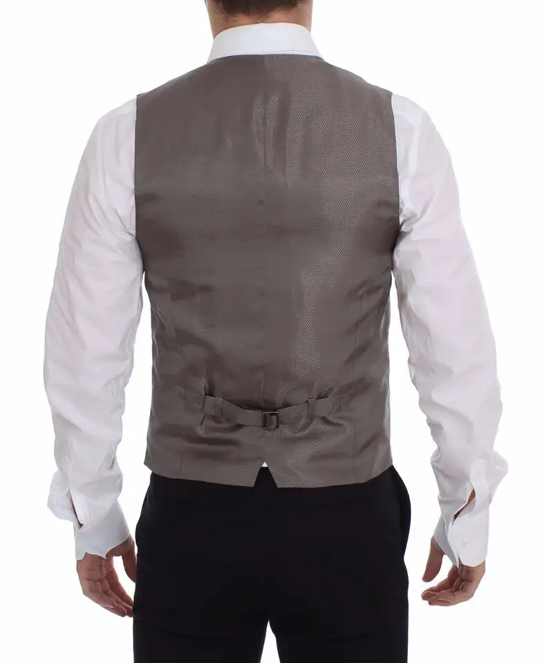 Dos d un gilet élégant gris texturé avec une boucle centrale de ceinture dolce & gabbana en coton beige