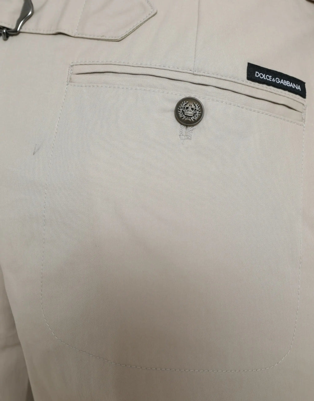 Pantalon beige dolce gabbana en coton taille haute avec poche avant bouton argenté et étiquette de marque