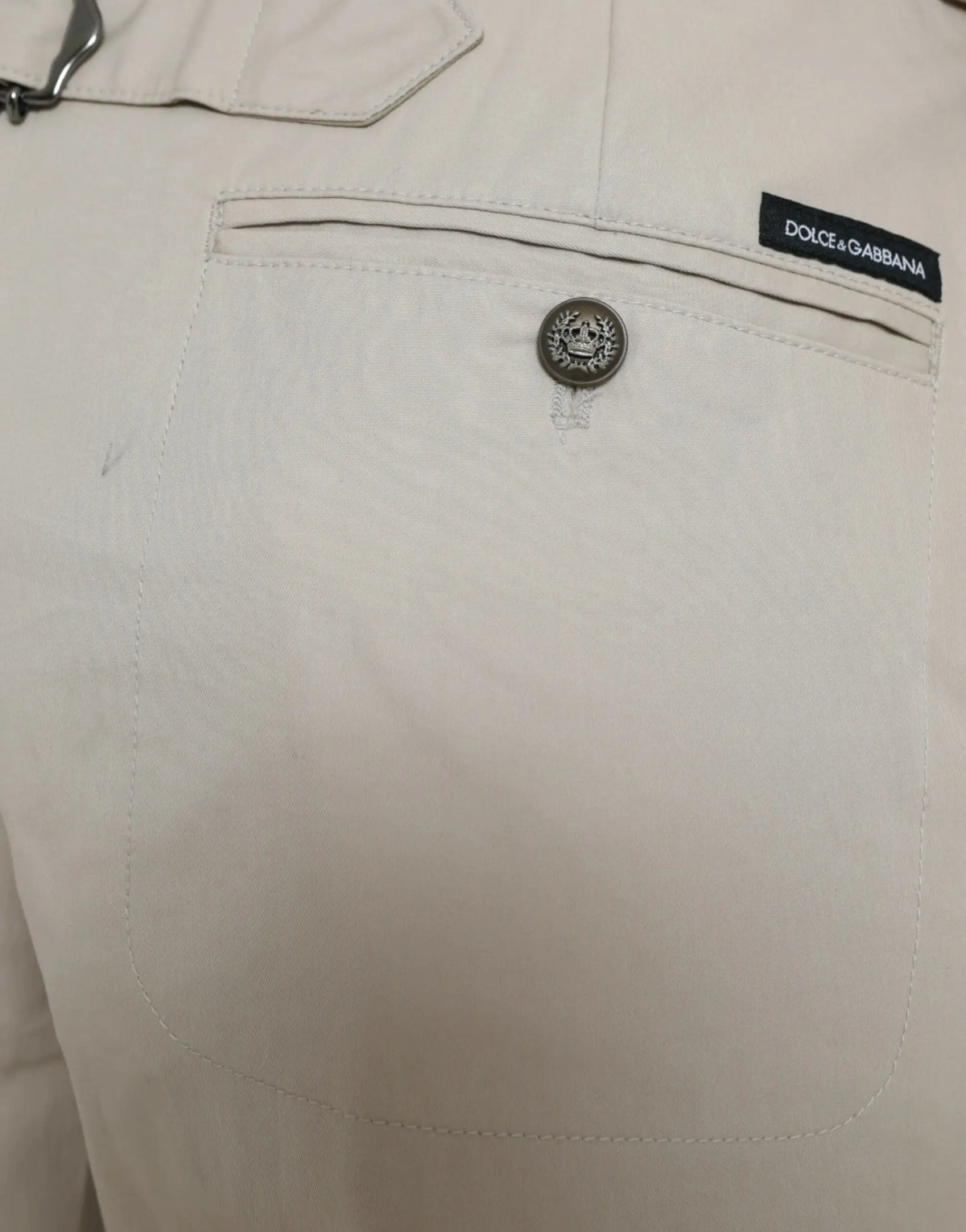 Pantalon beige dolce gabbana en coton taille haute avec poche avant bouton argenté et étiquette de marque