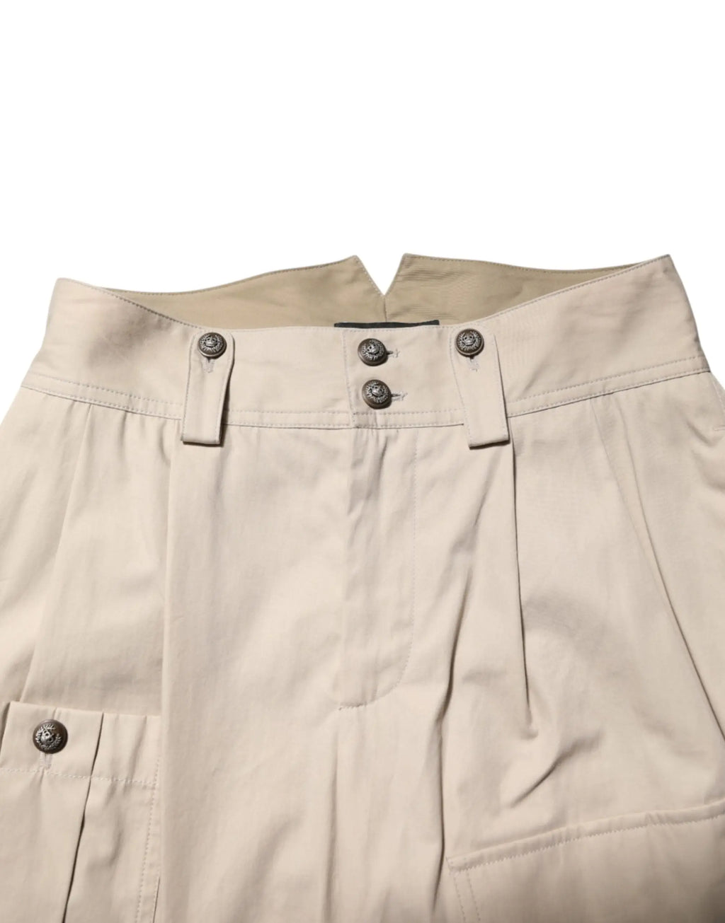 Short chino beige dolce gabbana en coton avec trois boutons argentés à la taille et une poche avant