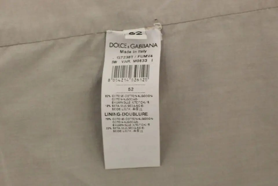 Étiquette de soin blanche dolce & gabbana avec texte noir et code-barres indiquant fabrication italienne sur robe beige en coton et soie