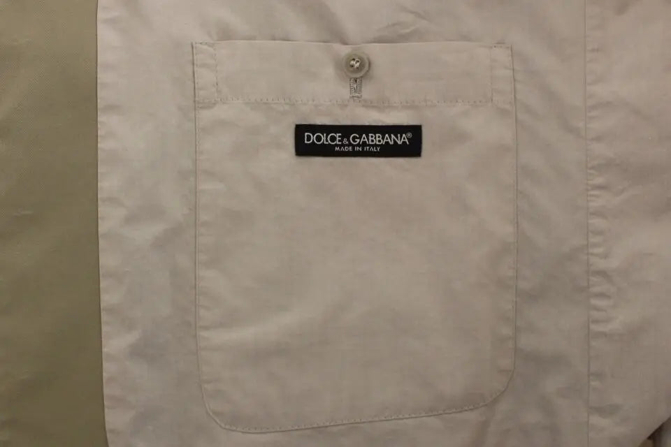 Poche de chemise en coton écru avec étiquette dolce gabbana noire et bouton argent pour veste beige en coton et soie