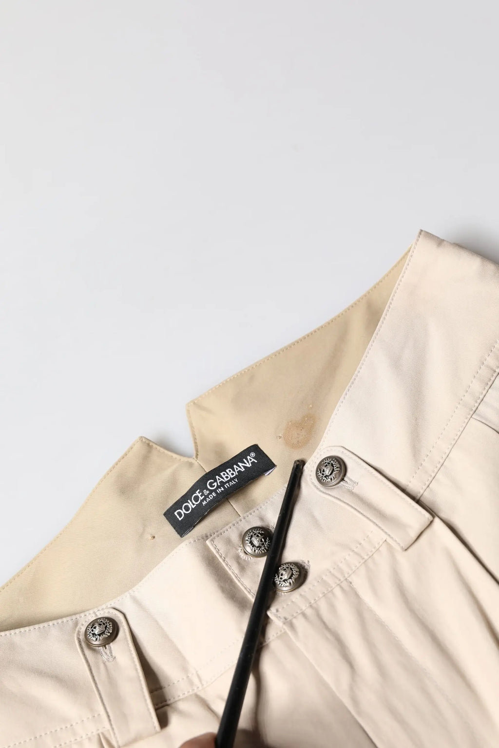 Pantalon cargo beige dolce & gabbana pour homme en coton avec coupe fuselée et boutons argentés