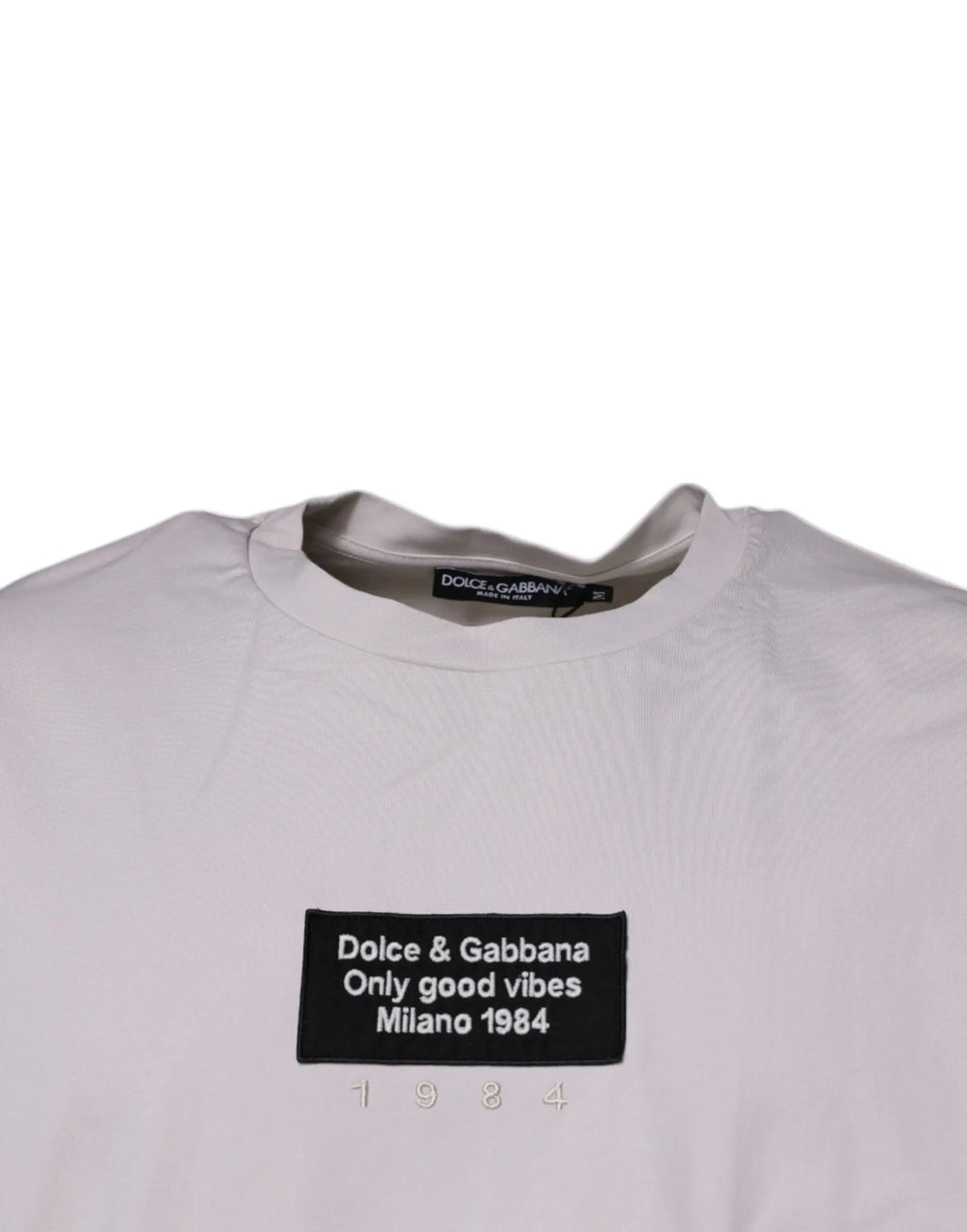 T-shirt beige dolce & gabbana en coton avec patch noir et texte blanc dolce & gabbana only good vibes milano 1984