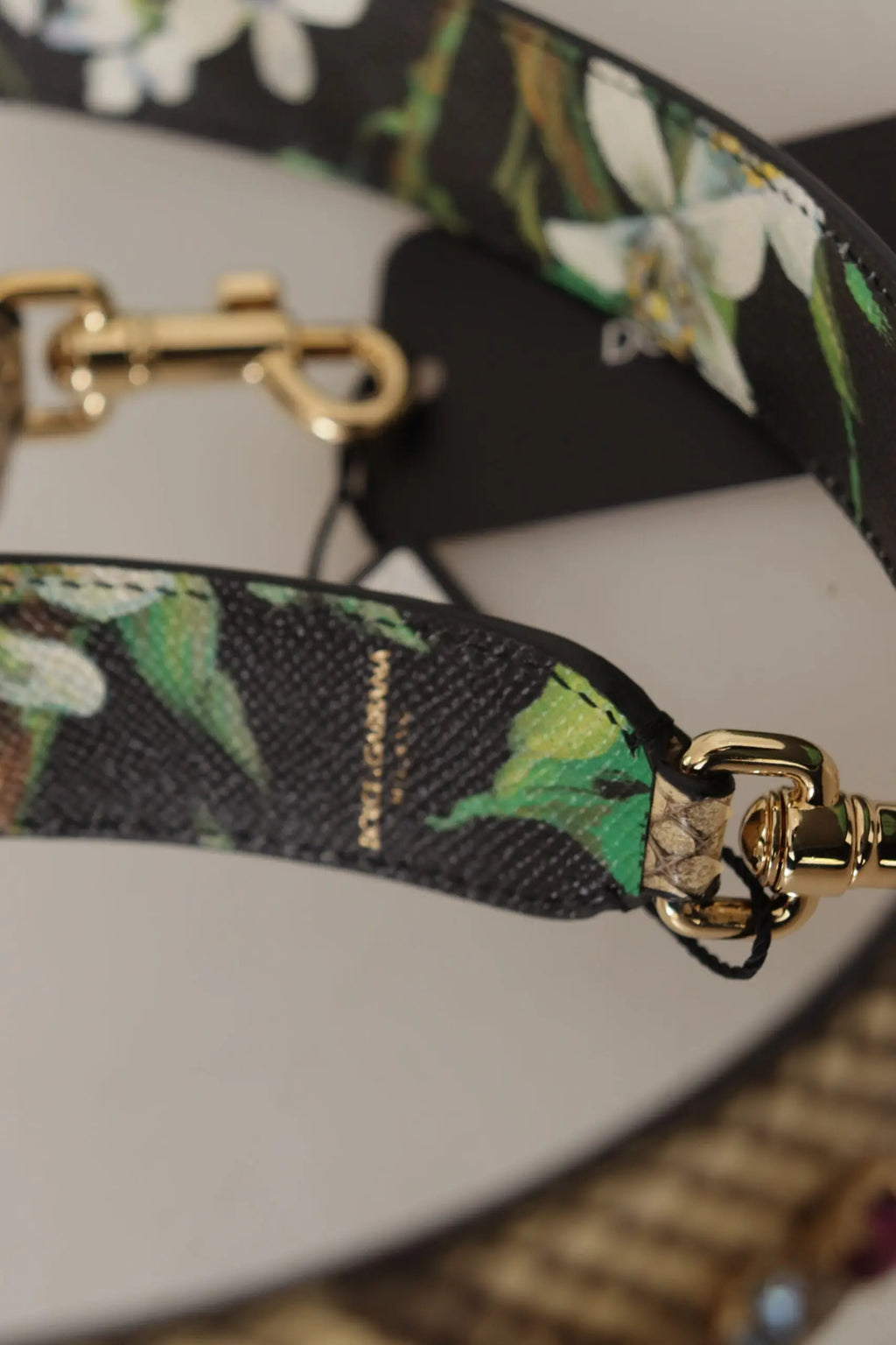 Sangle d’épaule réversible dolce gabbana en cuir beige exotique avec strass, avec motif floral vert et blanc et ferrures dorées