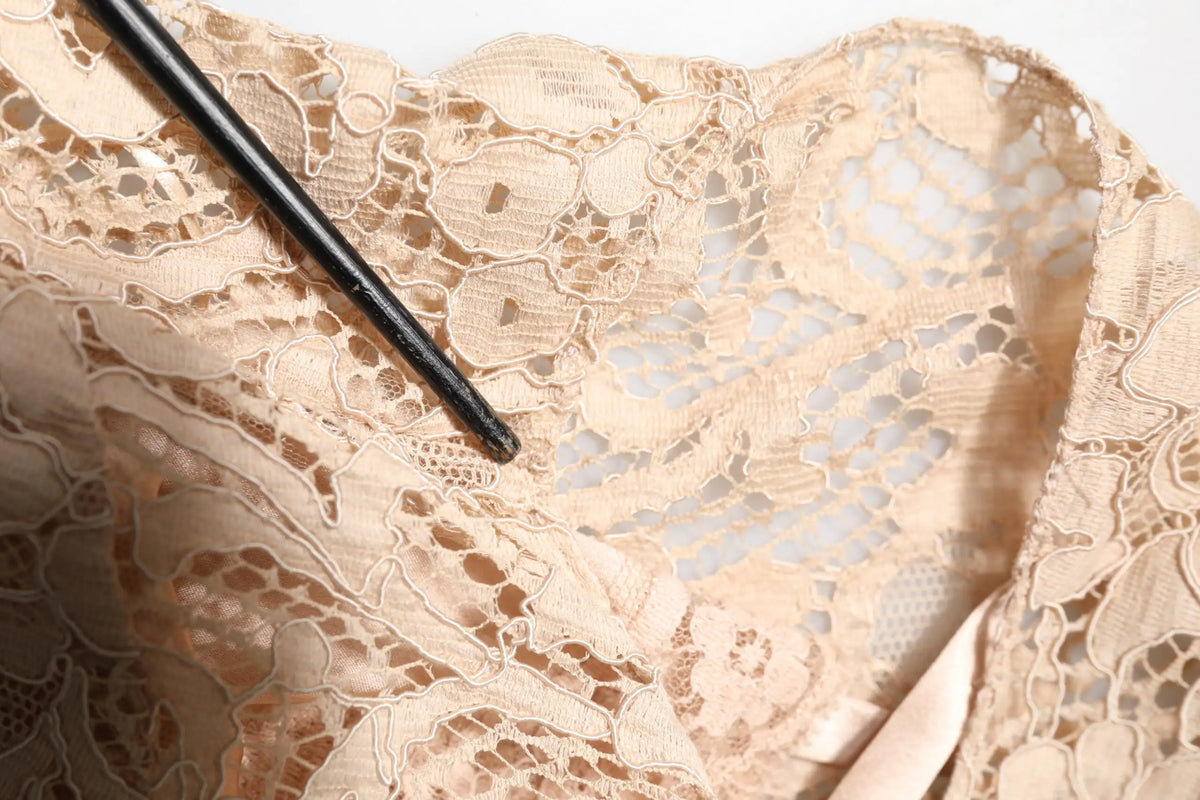 Robe fourreau sans manches beige dolce & gabbana en dentelle florale délicate semi transparente