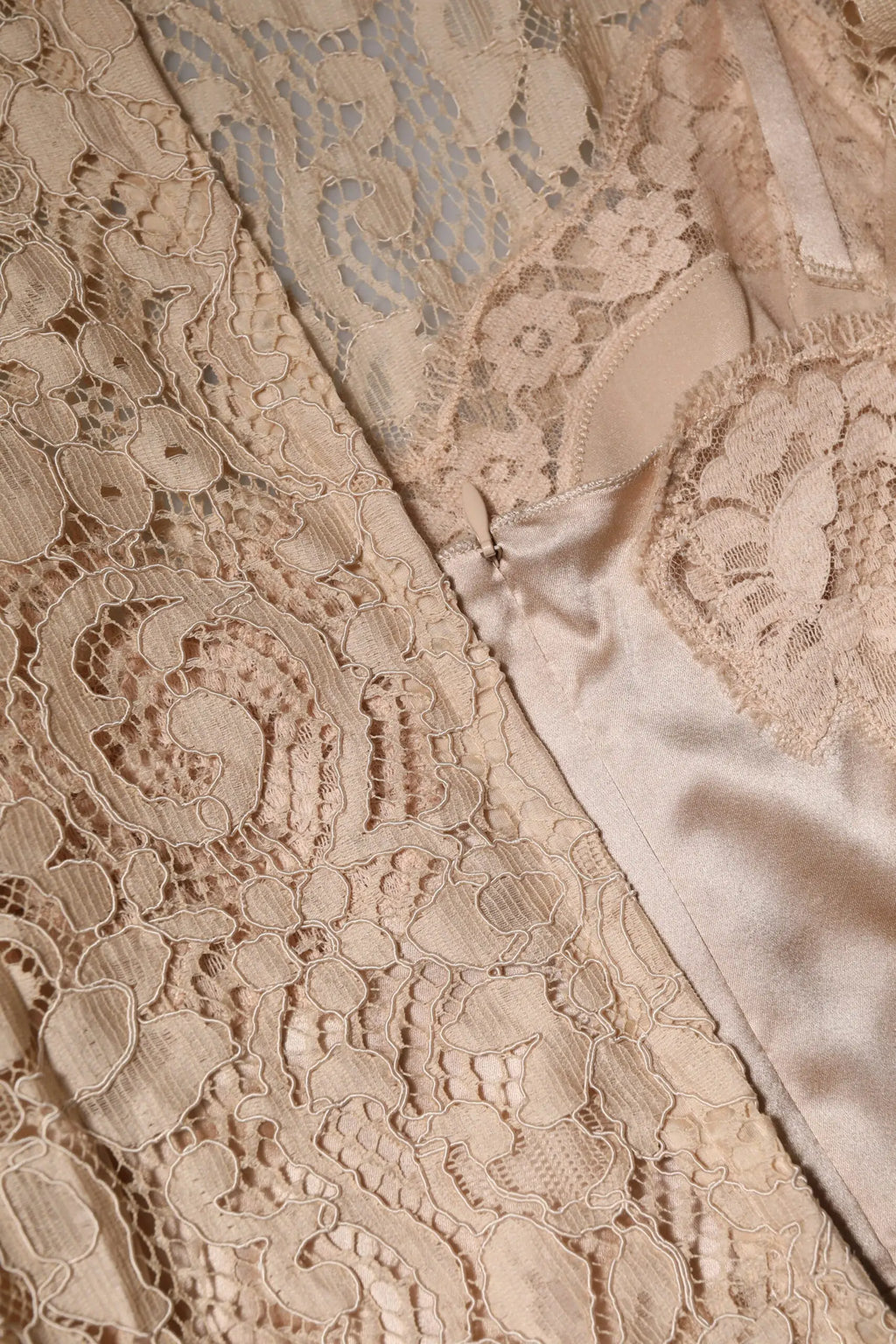 Robe fourreau beige sans manches dolce & gabbana en dentelle florale avec doublure satinée délicate