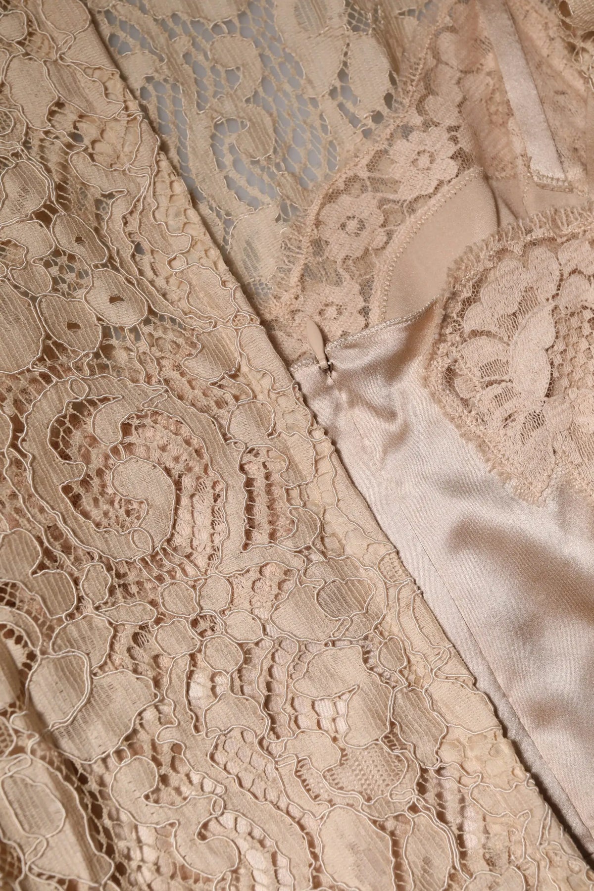 Robe fourreau beige sans manches dolce & gabbana en dentelle florale avec doublure satinée délicate