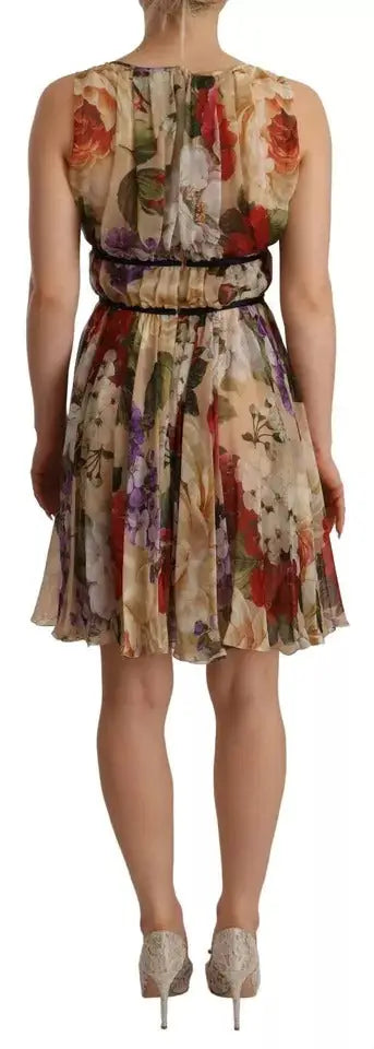 Robe mini beige dolce & gabbana à fleurs sans manches plissée avec taille cintrée et motifs rouges et violets vibrants