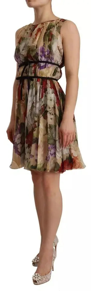 Robe mini beige dolce & gabbana sans manches imprimé floral fluide avec taille cintrée et accents violets