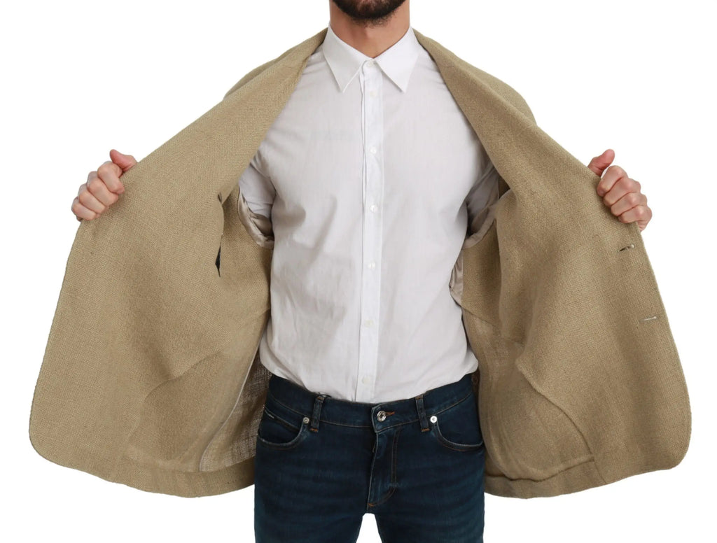 Veste beige dolce & gabbana en jute 100 pour cent avec texture portée sur chemise blanche et jean bleu foncé